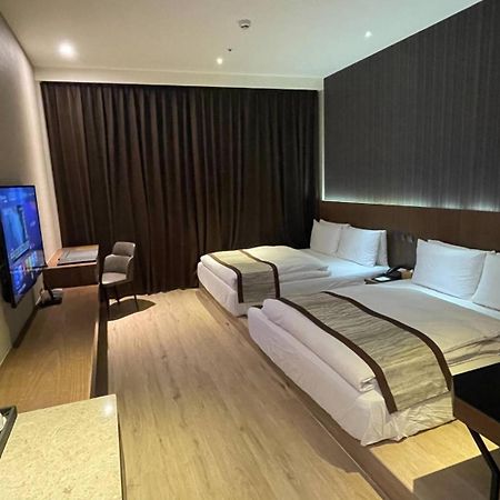 Hotel In Pingzhen Bagian luar foto