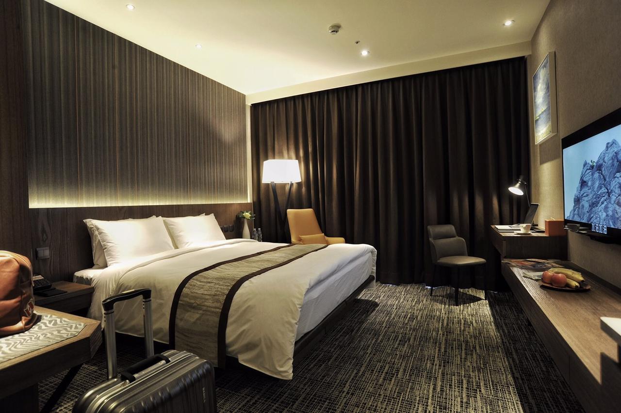 Hotel In Pingzhen Bagian luar foto